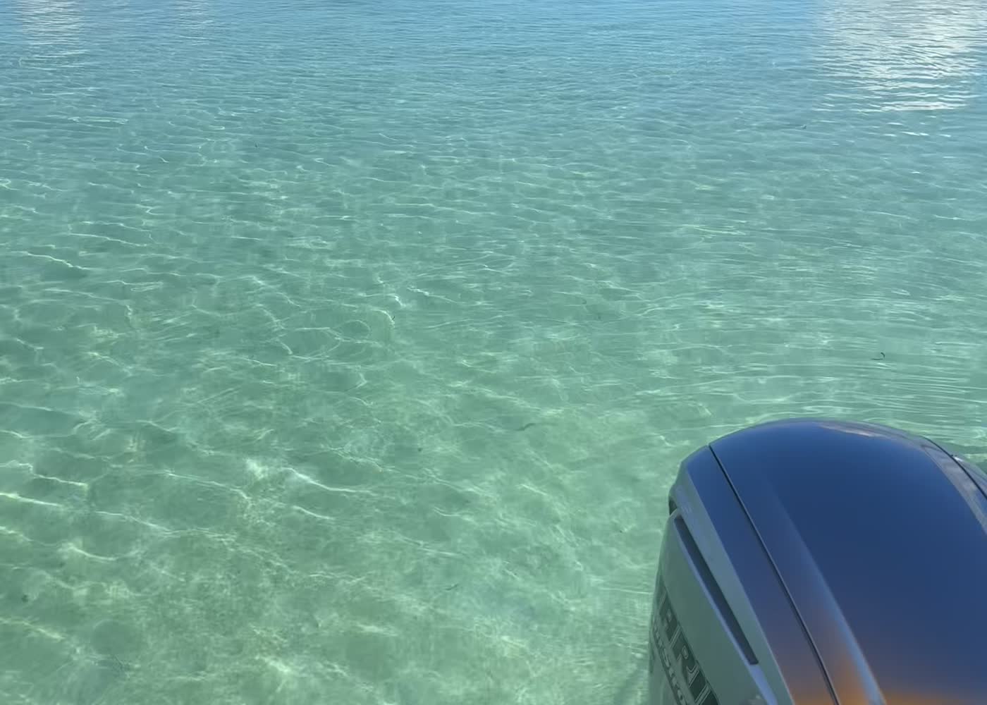 Aguas poco profundas y claras entre los cayos